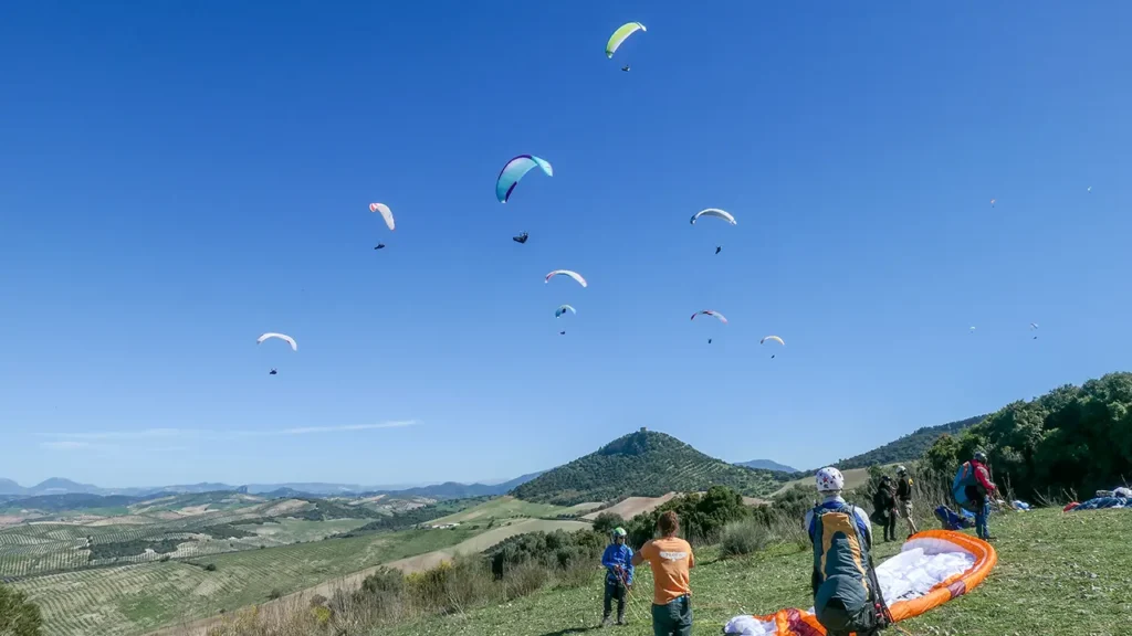 Vliegsafari Algodonales Spanje | Startplek en paragliders in de lucht
